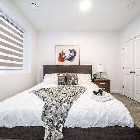 *New* Modern Suite King Bed! Netflix! Sleeps 4! Edmonton Luaran gambar