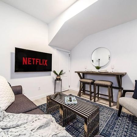 *New* Modern Suite King Bed! Netflix! Sleeps 4! Edmonton Luaran gambar