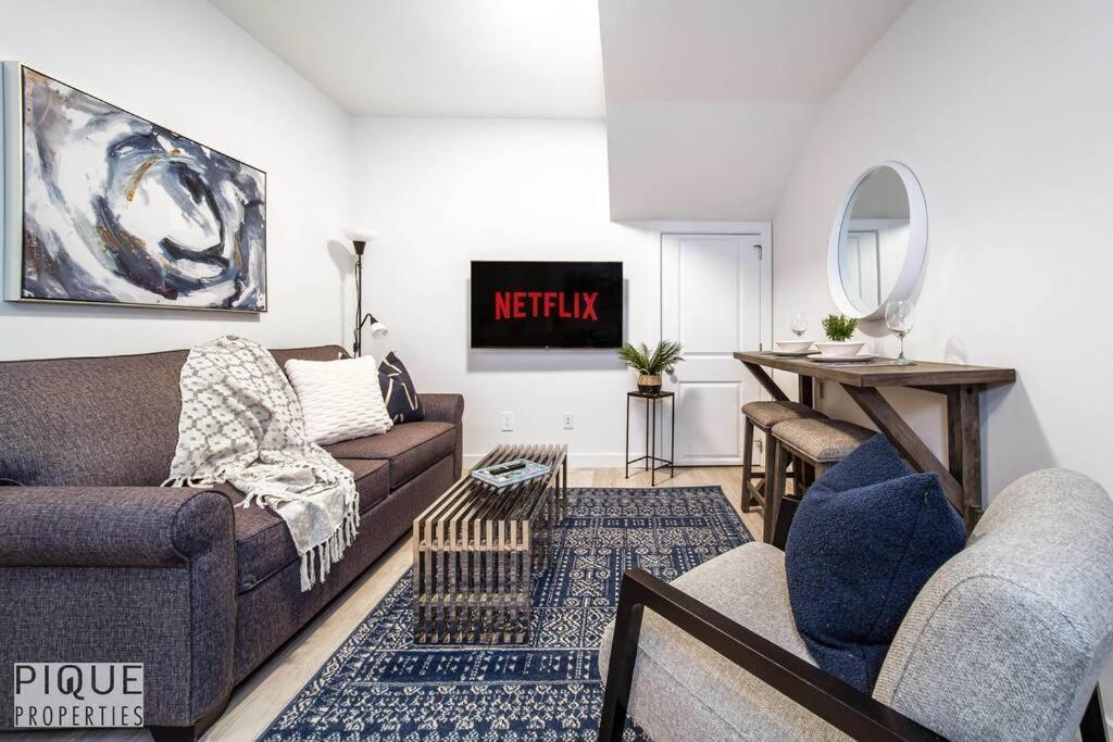 *New* Modern Suite King Bed! Netflix! Sleeps 4! Edmonton Luaran gambar