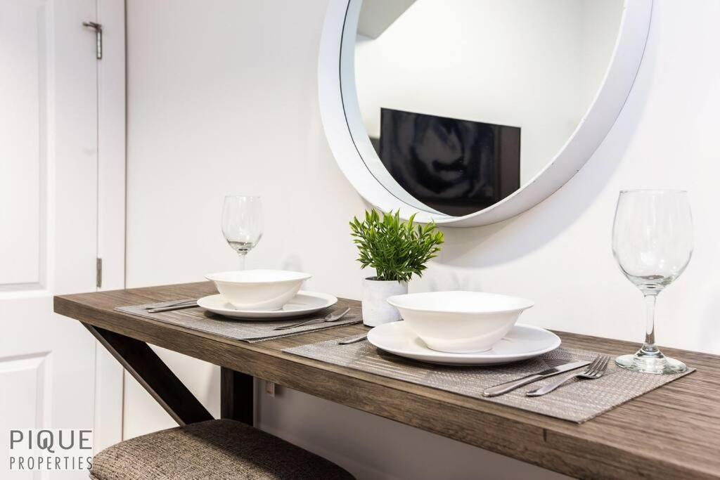 *New* Modern Suite King Bed! Netflix! Sleeps 4! Edmonton Luaran gambar