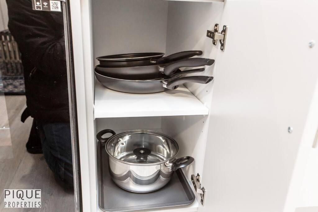 *New* Modern Suite King Bed! Netflix! Sleeps 4! Edmonton Luaran gambar