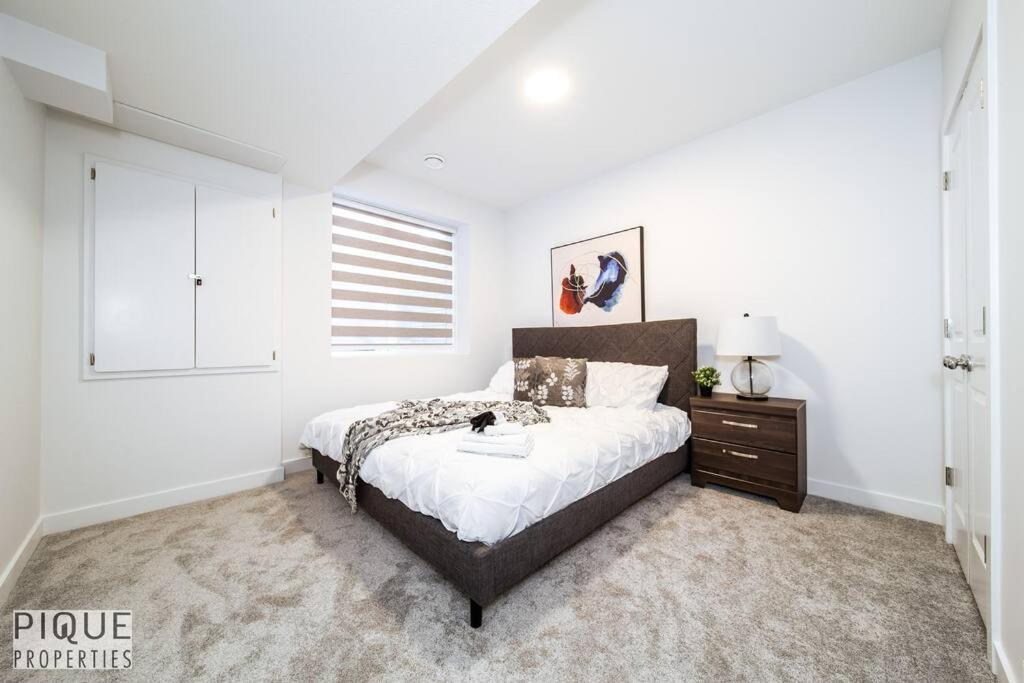*New* Modern Suite King Bed! Netflix! Sleeps 4! Edmonton Luaran gambar