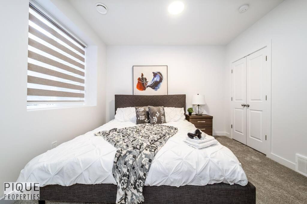 *New* Modern Suite King Bed! Netflix! Sleeps 4! Edmonton Luaran gambar