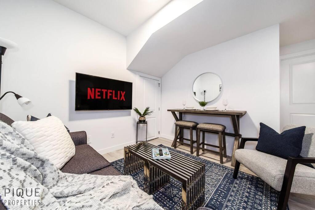 *New* Modern Suite King Bed! Netflix! Sleeps 4! Edmonton Luaran gambar
