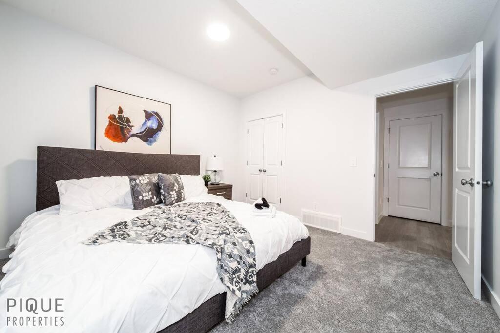 *New* Modern Suite King Bed! Netflix! Sleeps 4! Edmonton Luaran gambar