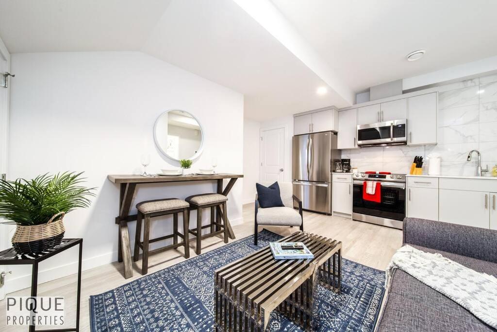 *New* Modern Suite King Bed! Netflix! Sleeps 4! Edmonton Luaran gambar