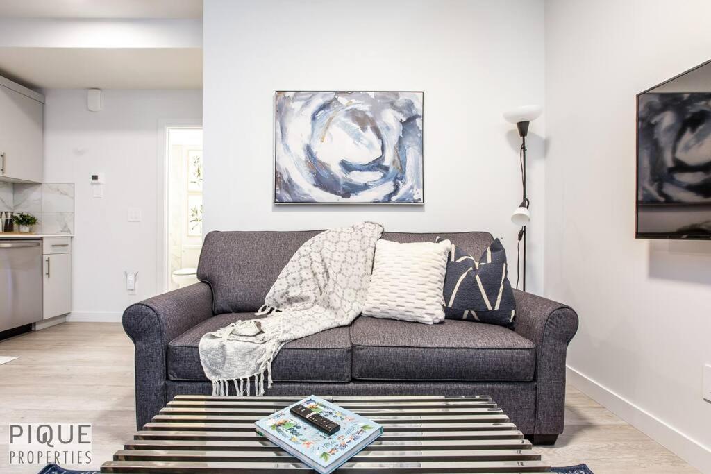 *New* Modern Suite King Bed! Netflix! Sleeps 4! Edmonton Luaran gambar