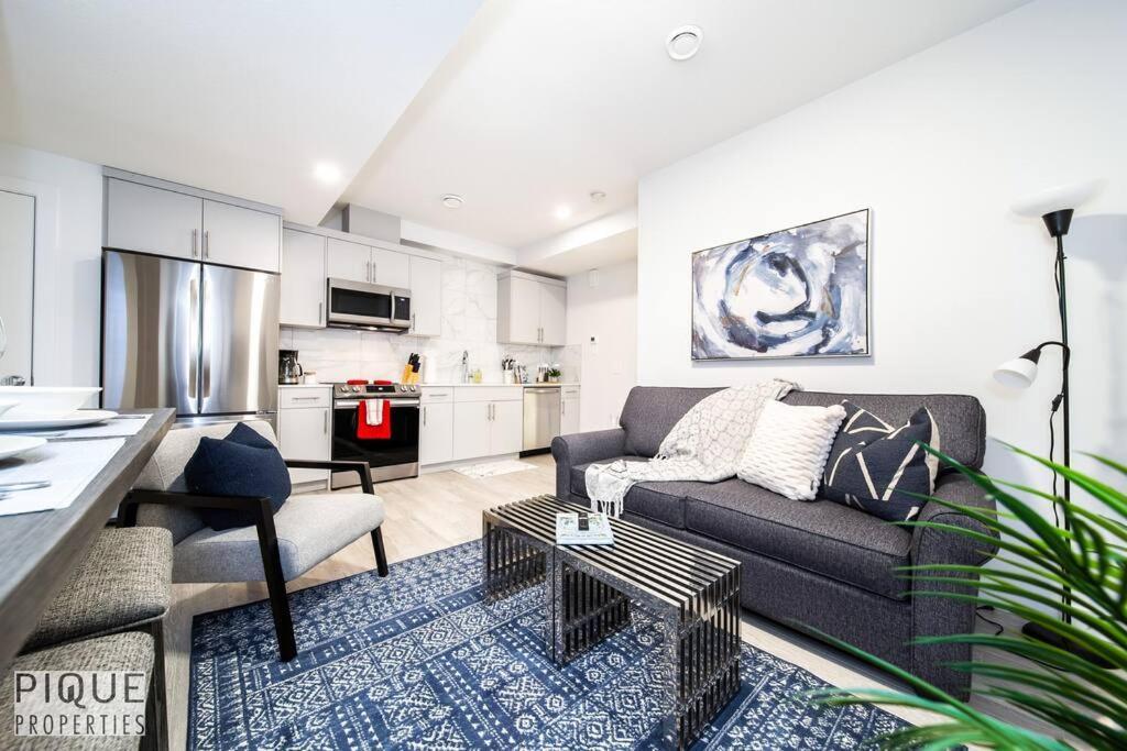 *New* Modern Suite King Bed! Netflix! Sleeps 4! Edmonton Luaran gambar