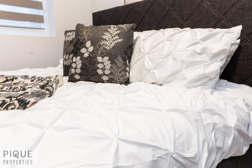*New* Modern Suite King Bed! Netflix! Sleeps 4! Edmonton Luaran gambar