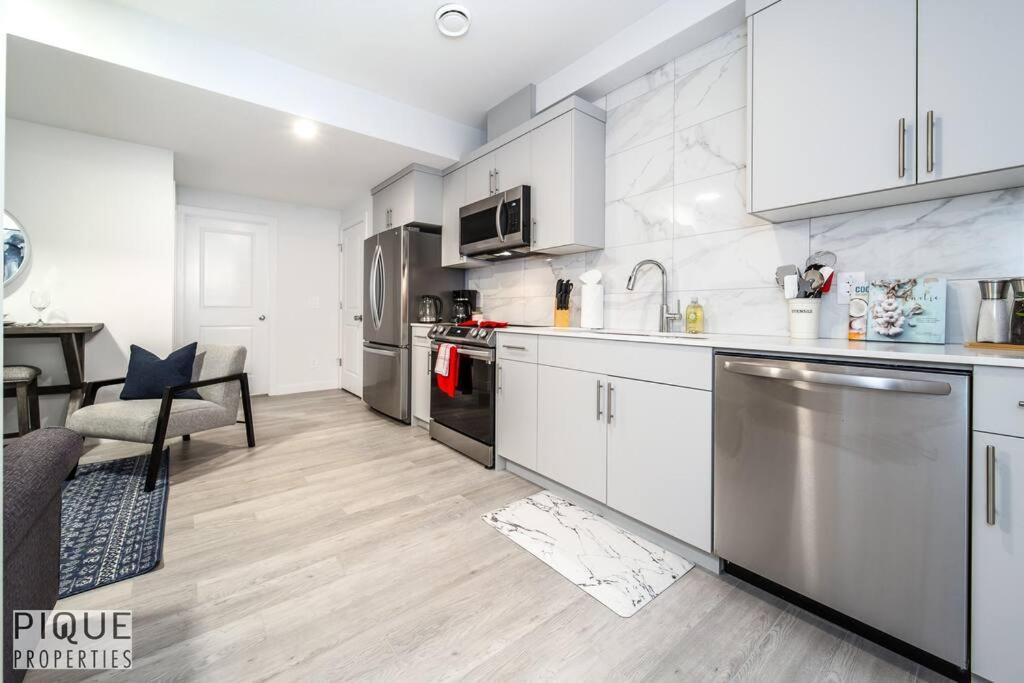 *New* Modern Suite King Bed! Netflix! Sleeps 4! Edmonton Luaran gambar