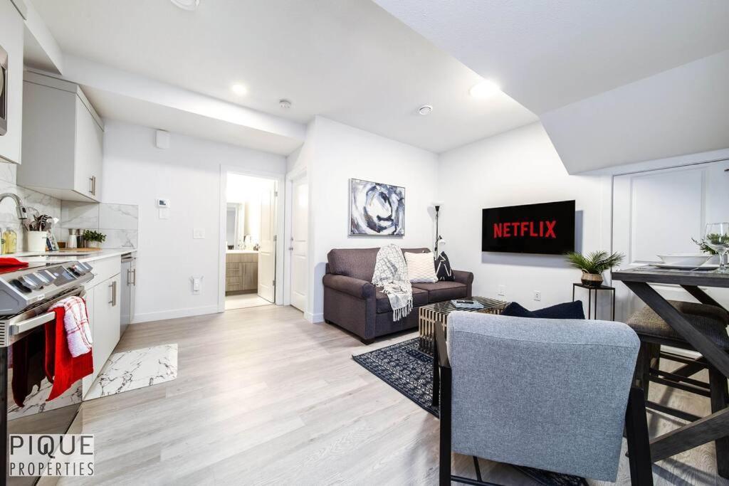 *New* Modern Suite King Bed! Netflix! Sleeps 4! Edmonton Luaran gambar