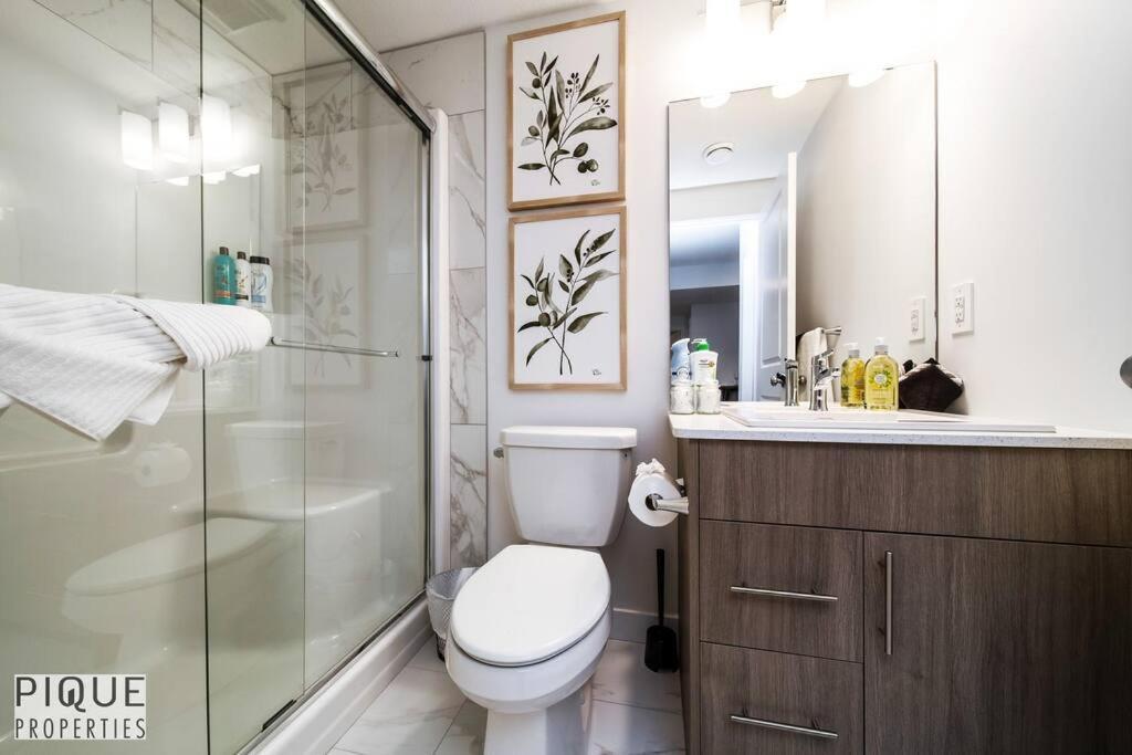 *New* Modern Suite King Bed! Netflix! Sleeps 4! Edmonton Luaran gambar