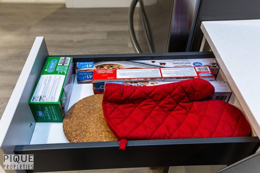 *New* Modern Suite King Bed! Netflix! Sleeps 4! Edmonton Luaran gambar